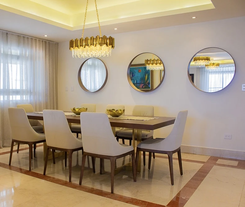 Comedor residencial con mobiliario y arte seleccionados por Espacio Integral