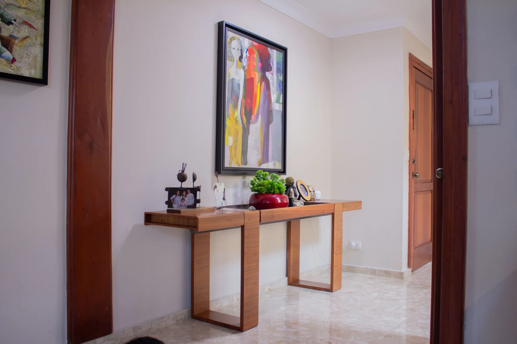 Detalle decorativo con arte y mobiliario seleccionado por Espacio Integral